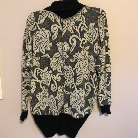 Black and gray sweater - Picture 2 of 2